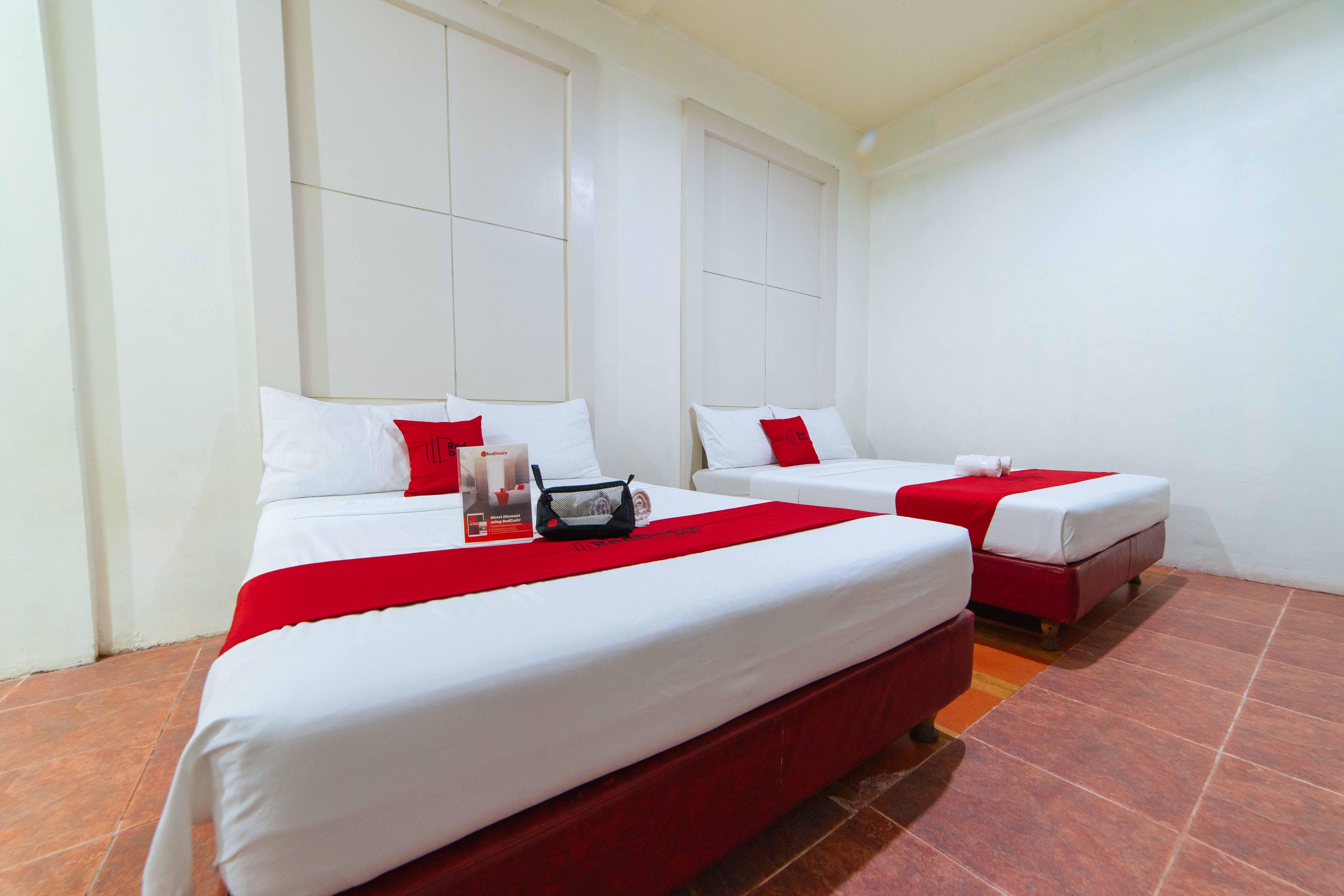 RedDoorz near Walking Street Angeles City Buitenkant foto