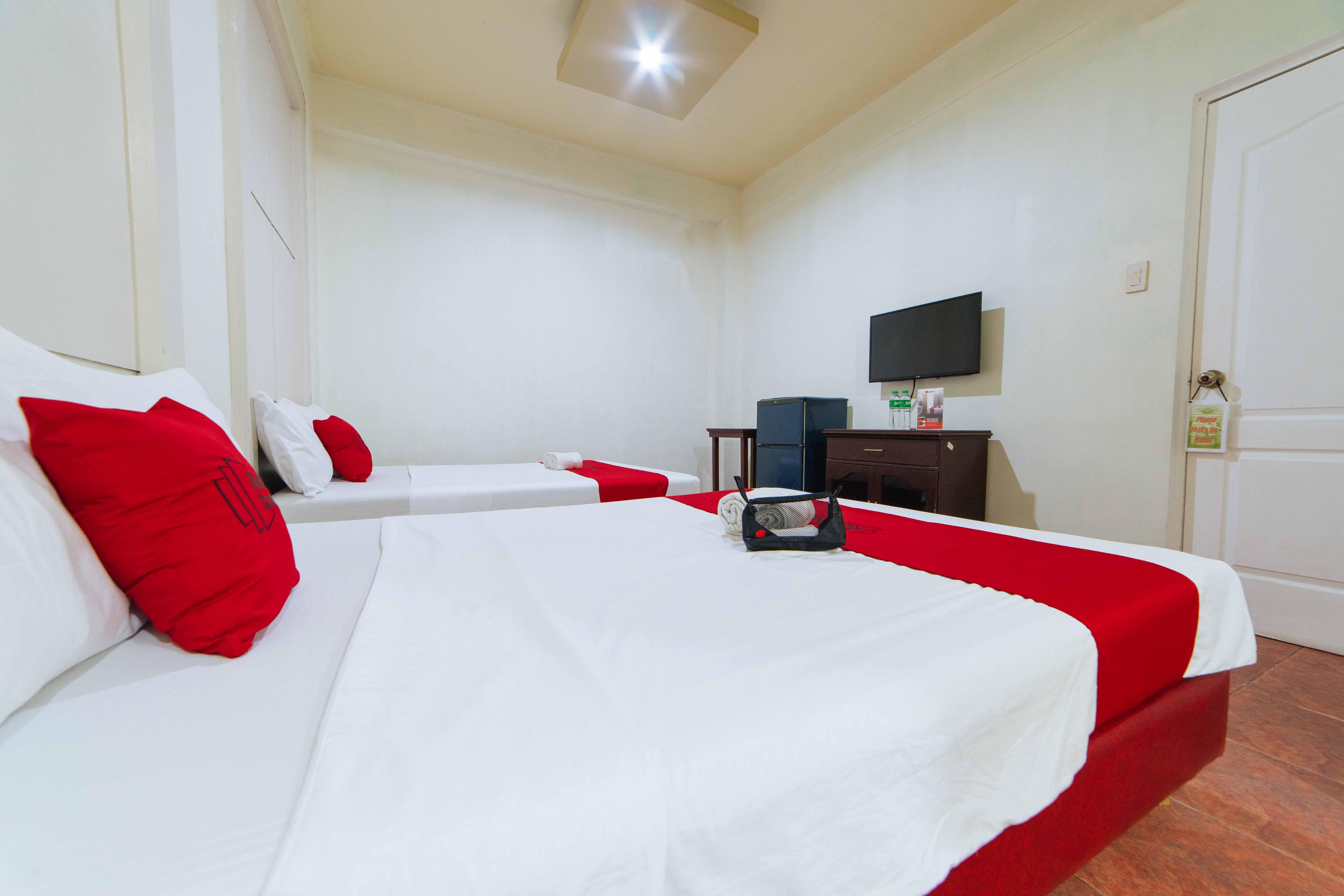 RedDoorz near Walking Street Angeles City Buitenkant foto