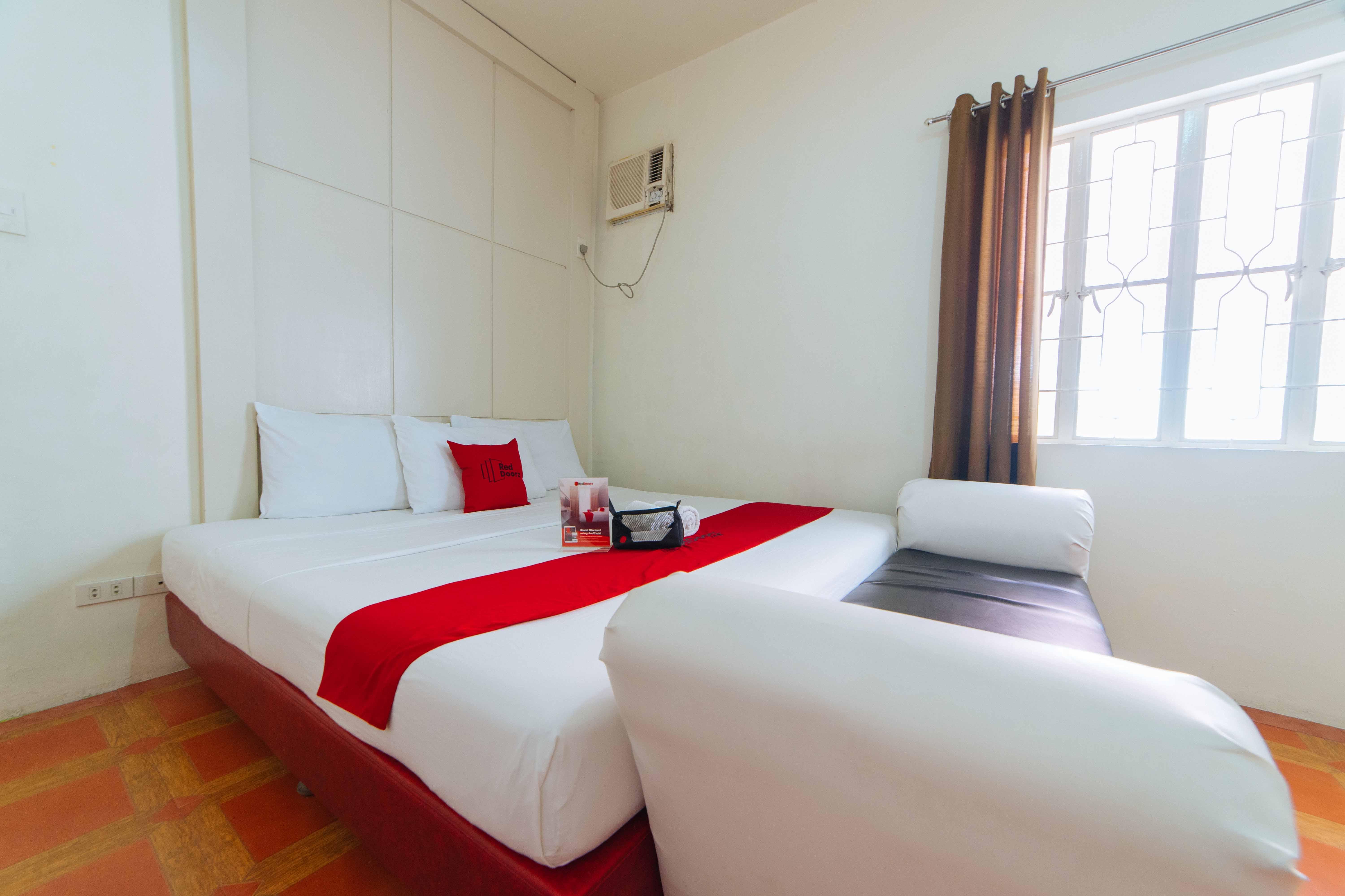 RedDoorz near Walking Street Angeles City Buitenkant foto